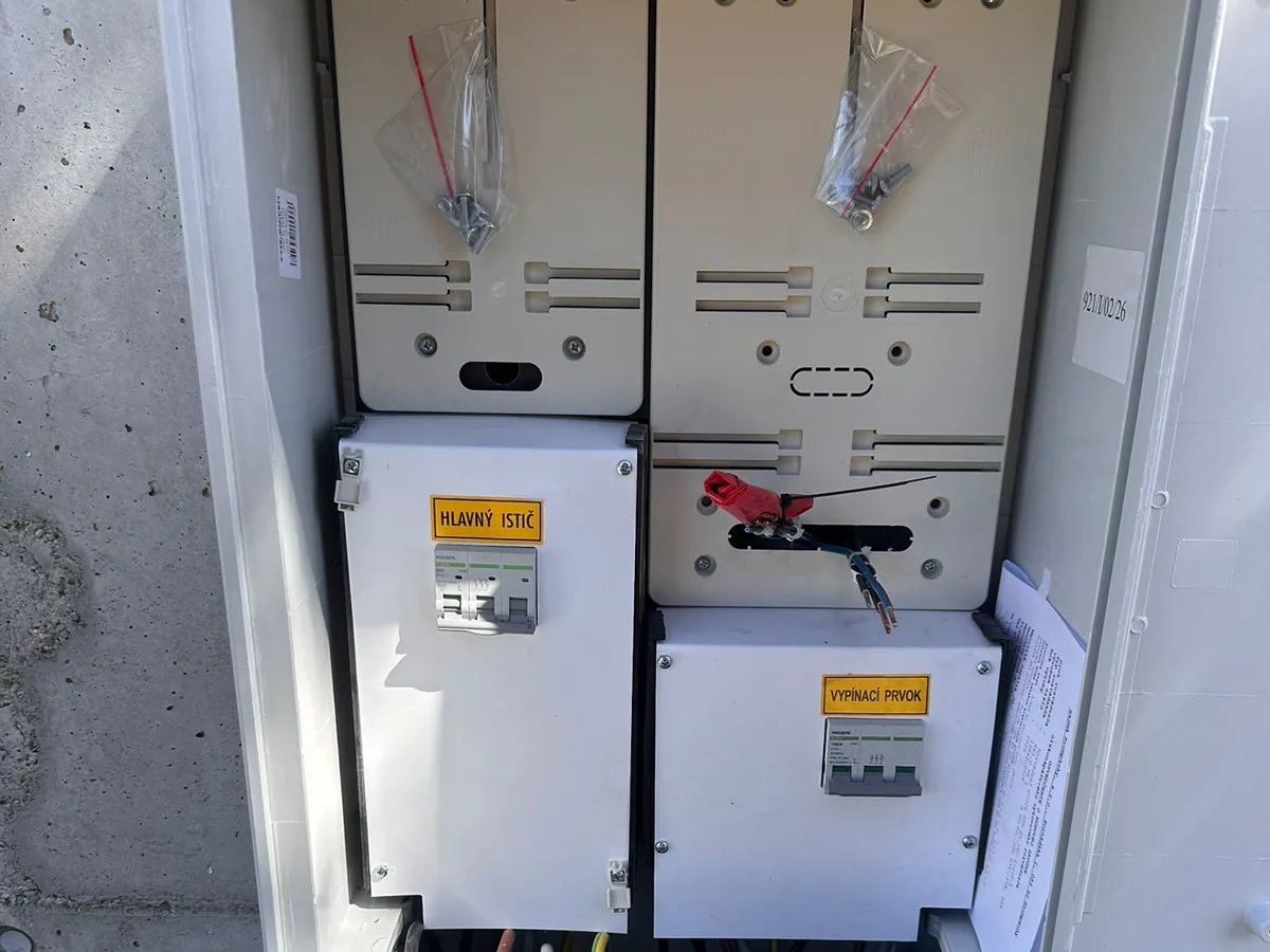 Zapojenie hlavného ističa a svorkovníc v elektromerovom rozvádzači